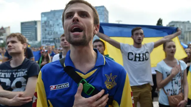 Так этот матч на большом экране смотрели в фан-зоне в центре Киева.