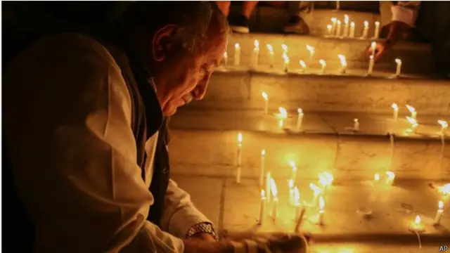 Warga Yordania menyalakan lilin untuk mengenang para prajurit yang tewas akibat bom bunuh diri.