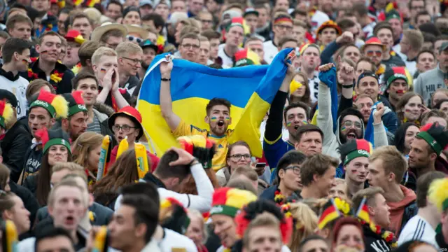 Сине-желтые флаги были также в фан-зоне Гамбурга на первом матче Евро-2016 с Германией.