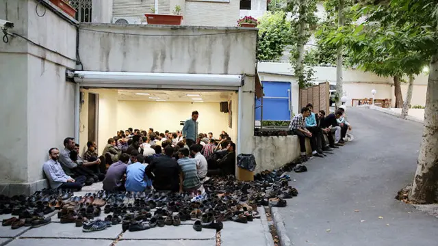 آقای احمدی‌نژاد برای شماری دانشجو سخنرانی کرده است