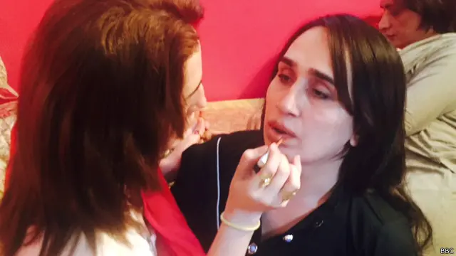 فتوے میں حکومت سے مطالبہ کیا گیا ہے کہ خواجہ سراؤں کو شناختی کارڈز جاری کیے جائیں تاکہ ان کو شناخت ملے