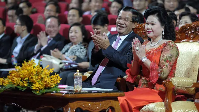الرئيس الكمبودي هون سين وزوجته.
