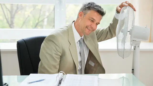 Офисный работник и вентилятор