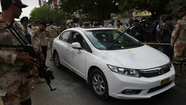 ایک عینی شاہد کے مطابق حملہ آور دو لڑکے تھے جنھوں نے پینٹ شرٹس پہن رکھیں تھی 