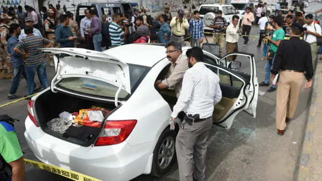 چند سال قبل ایک شو میں ان کی ایک قوالی کی عکس بندی کے بعد امجد صابری پر توہینِ مذہب کے حوالے سے الزامات عائد کیے گئے تھے