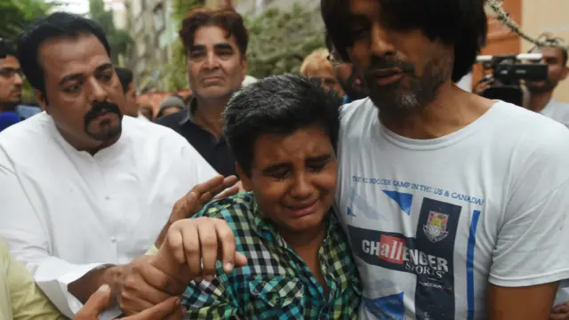 پاکستانی صوفی موسیقار امجد صابری کی موت کے بعد ان کے بیٹے مجدد صابری اپنے رشتے داروں کے ساتھ والد کے غم میں نڈھال