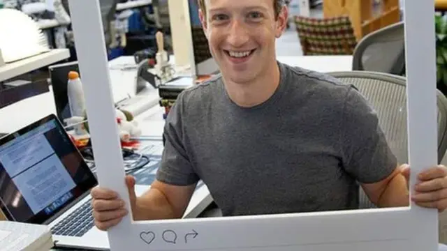 眼尖的网友在这张照片里看出扎克伯格用胶条封住电脑摄像头