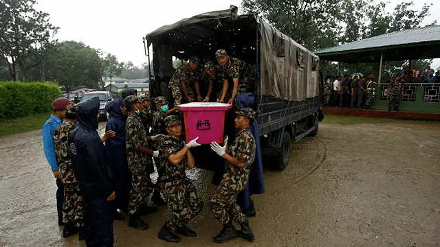 اجساد ۱۲ شهروند نپالی که دوشنبه گذشته در یک حمله انتحاری در کابل کشته شدند، امروز با در میان گریه‌ها و ناله‌های بستگان‌شان به کاتماندو پایتخت نپال رسید.