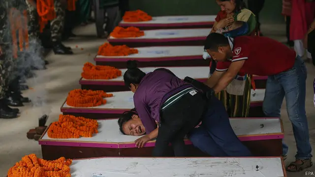 مراسم تشییع جنازه قربانیان حمله انتحاری کابل امروز به صورت رسمی در فرودگاه بین‌المللی کاتماندو پایتخت نپال برگزار شد.