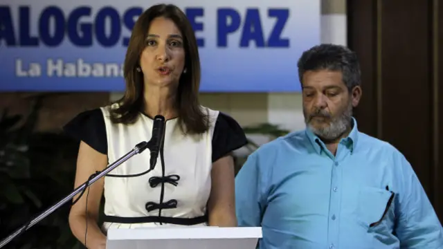 Kolombiya hükümet sözcüsü MArcela Duran ve FARC komutanlarından Marcos Calarca.