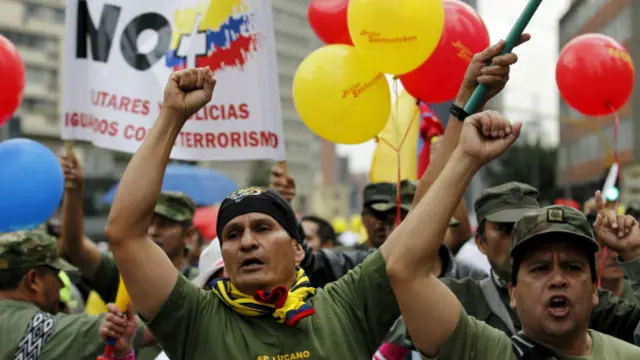 Nisan ayında başkent Bogota'da yapılan FARC karşıtı protestoda göstericiler hükümetten barış anlaşmasının şartlarını değiştirmesini istemişti. 