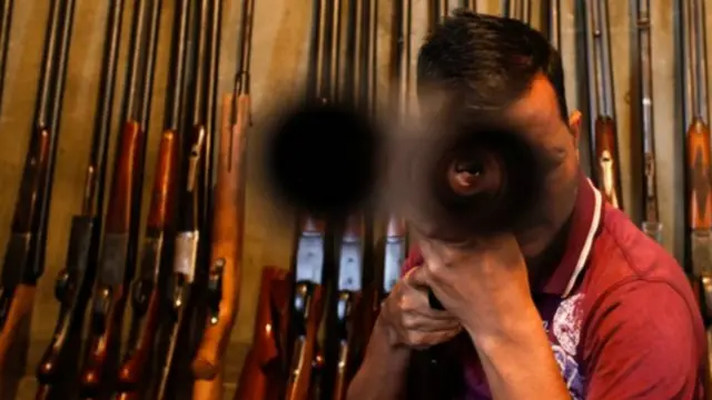 ان کے خریداروں میں نہ صرف واری بلکہ دوسری انڈین ریاستوں کے لوگ بھی شامل ہیں۔ لوگ یہ بندوقیں شکار کھیلنے یا ذاتی دفاع کے لیے استعمال کرتے ہیں۔