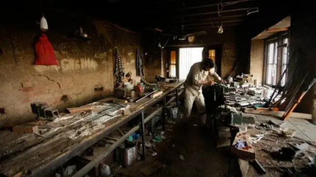 ایک وقت تھا جب انڈیا کا زیر انتظام کشمیر شہریوں کے لیے بندوقیں بنانے کی فیکڑیوں کا گڑھ ہوا کرتا تھا لیکن اب مسلم اکثریتی اس وادی میں بندوق رکھنا مشکل ہو گیا ہے اس لیے یہ فیکٹریاں اب زوال کا شکار ہیں۔
(تحریر: گیتا پانڈے، سرینگر)