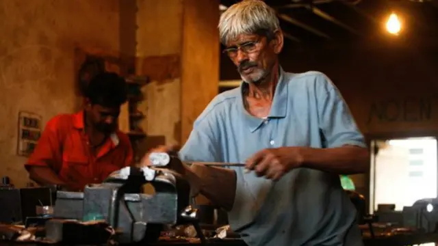 بندوقوں کی قیمت اِن کی اخروٹ کی لکڑی سے بنے لمبے دستوں کی وجہ سے بڑھ جاتی تھی جن پر چنار کے پتوں کی کندہ کاری کی جاتی ہے۔