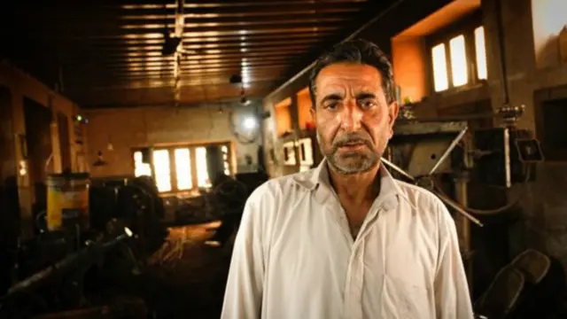 نذیر زارو کے بقول ان کا خاندان اس پیشے میں مغل دور سے ہے اور ان کے داد 1947 میں پاکستان سے کشمیر آئے تھے اور یہ فیکٹری 1953 میں قائم کی گئی تھی۔