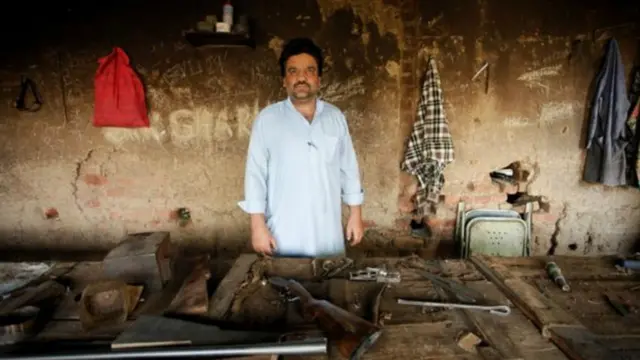 سُبحانا اینڈ سنز نامی فیکٹری کے مالک ظہور احمد آہانگڑ کا کہنا ہے کہ جموں میں 30 فیکڑیاں ہے اور اب ان کے کوٹے میں اضافہ ہوا ہے اور ان کے انڈیا سے آنے والے سارے گاہک اب جموں سے بندوقیں خریدتے ہیں۔