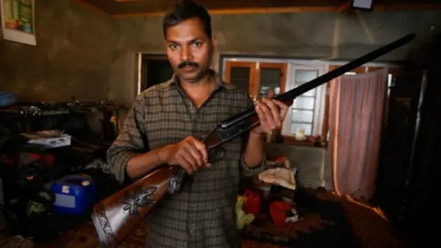 عروج کے دنوں میں اس فیکٹری میں درجنوں لوگ کام کرتے تھے جو دور دارز کے دیہاتوں سے کام کرنے آتے۔