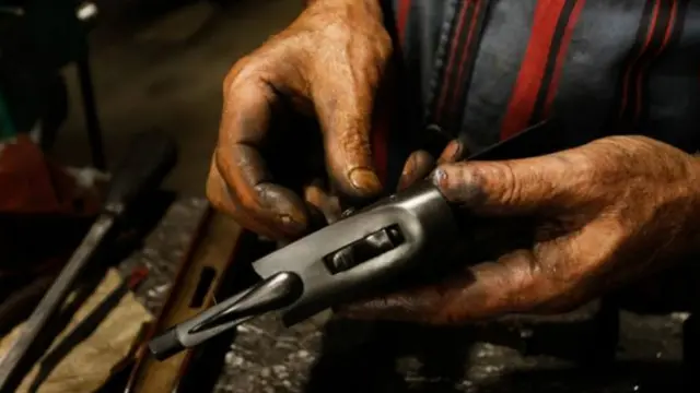 نذیر زارو کے بیٹے برہان زارو کا کہنا ہے کہ انھوں نے سنہ 2013 میں ریاست کی وزراتِ داخلہ سے درخواست کی تھی کے اس صنعت کو بچانے کے لیے اقدام کیے جائے لیکن حکومتی یقین دہانیوں کے باوجود کچھ نہیں کیا گیا۔ 