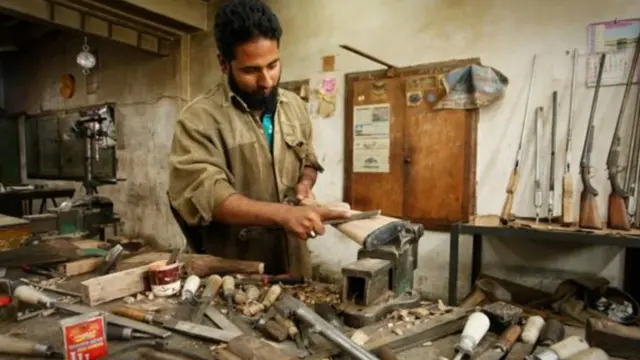 سنہ 1981 اور 1991 کے دوران کشمیر میں ہونے والی پت تشدد مزاحمت کے باعث بندوق سازی پر پابندی عائد کر دی گئی۔ جس کے بعد سنہ 1992 میں پابندی تو ختم ہو گئی لیکن فیکٹریوں کے کوٹے میں کمی کر دی گئی۔ سبحانا کا کوٹہ 700 سے کم کر کے 300 کر دیا گیا۔ 