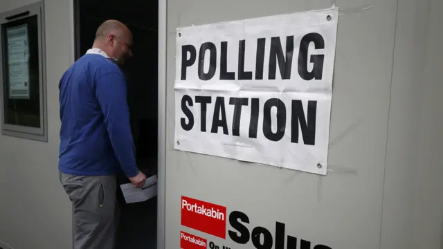 大曼城區Stockport市一名選民進入以臨時板房架設的投票站（23/6/2016）