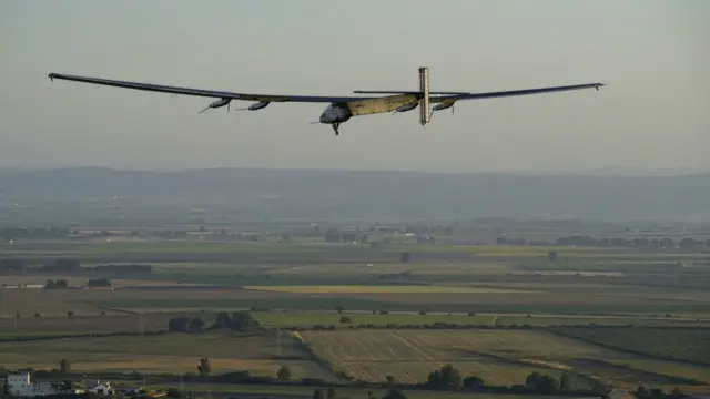 Solar Impulse menjelang pendaratan di Sevilla.