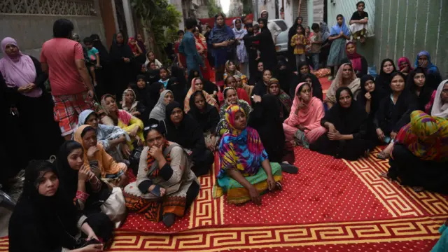 گذشتہ روز کراچی میں ہلاک ہونے والے معروف قوال امجد صابری کی رہائش گاہ کے باہر بڑی تعداد میں لوگ موجود ہیں اور مقتول کے ورثا کو تعزیت پیش کر رہے ہیں