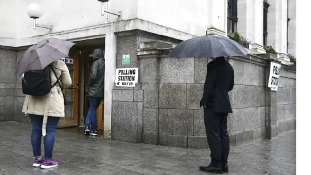 برطانیہ کے کئی حصوں ریفرینڈم کے دن تیز بارش ہوئی