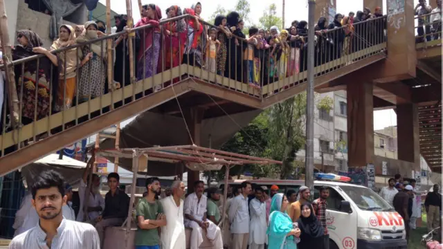 اس موقع پر لوگوں کی بڑی تعداد وہاں موجود ہے جبکہ مزید لوگوں کی آمد کا سلسلہ جاری ہے