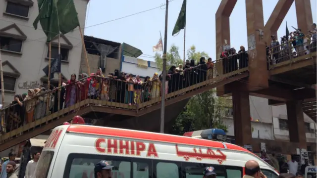 امجد صابری کے جسد خاکی کو اس نماز جنازہ کی جگہ پر پہنچا دیا گیا ہے