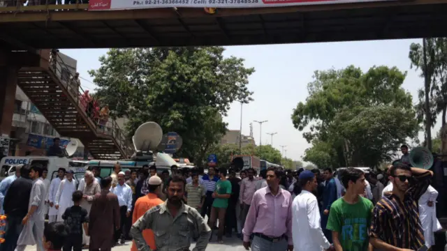 امجد صابری کی نماز جنازہ کی کوریج کے لیے میڈیا کے نمائندے بھی وہاں موجود ہیں