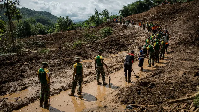 Jalanan rusak di desa Caok, Purworejo sedang diperbaiki tim SAR.