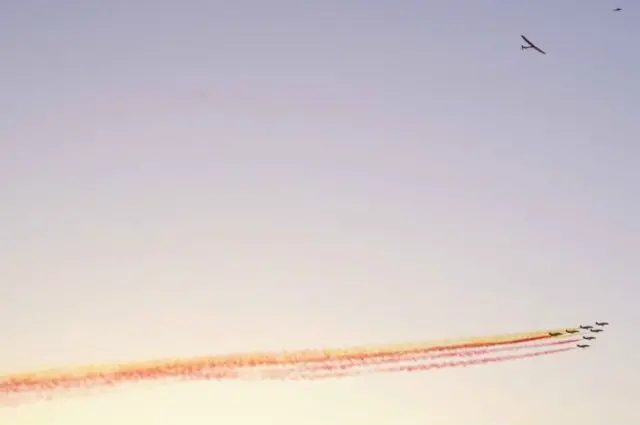 西班牙空军在阳光动力二号接近塞维利亚时敬礼。