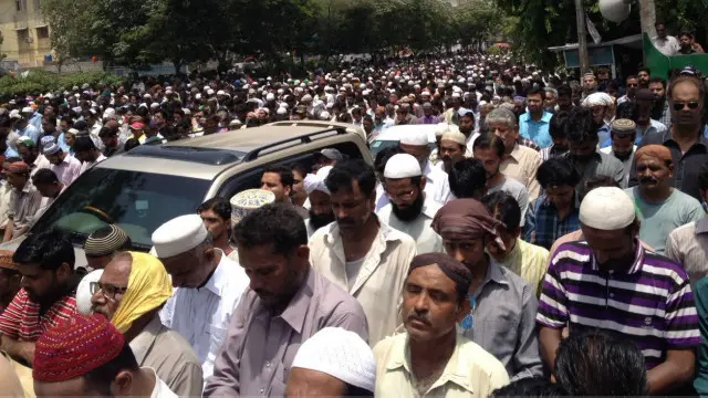 امجد صابری کی نماز جنازہ میں شرکت کے لیے عوام کی بڑی تعداد لیاقت آباد پہنچی