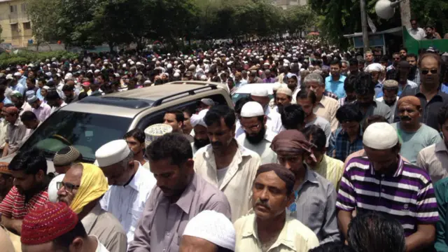 امجد صابری کی نماز جنازہ لیاقت آباد نمبر 4 سڑک پر ادا کر دی گئی ہے جس میں بڑی تعداد میں لوگوں نے شرکت کی