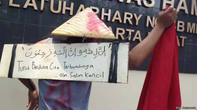 Salim Kancil dibunuh pada 26 September 2015 karena menolak penambangan pasir ilegal di Pantai Watu Pecak di Desa Selok Awar-awar, Kecamatan Pasirian, kota Lumajang, Jawa Timur.