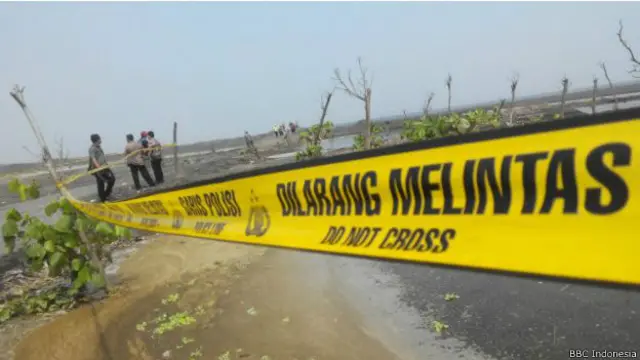 Temuan polisi menyebutkan Salim Kancil dikeroyok hingga tewas oleh Mat Dasir dan puluhan orang lainnya atas suruhan Hariyono. Rekan Salim, yaitu Tosan, menderita luka berat dan sempat dirawat di rumah sakit di Malang.