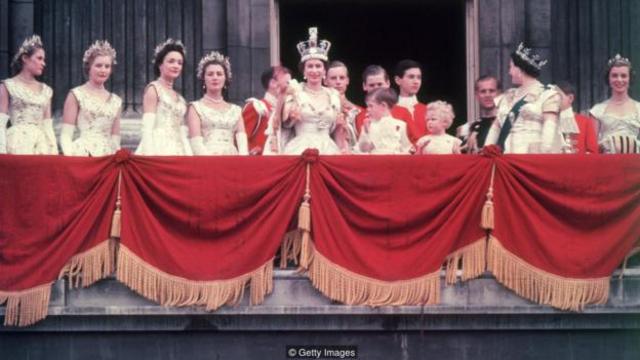 女王的加冕礼服上装饰了各种复杂的象征着英国岛屿和英联邦的纹章与徽章（图片来源·Getty Images）