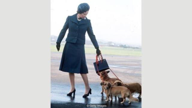 女王的风格自从其登基以来就未曾改变——对于她来说也不存在所谓的令人后悔的70年代印记（图片来源·Getty Images）