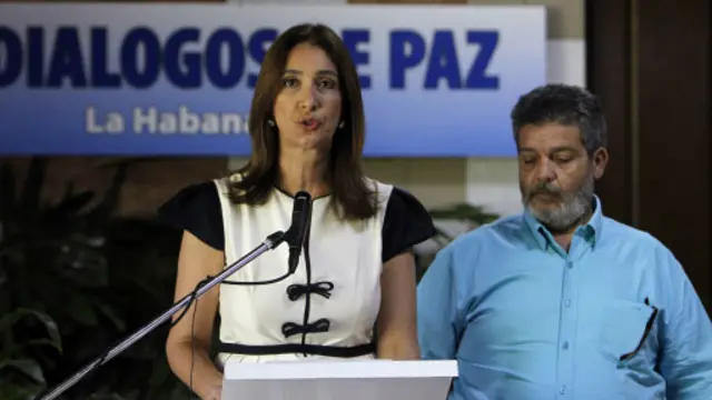 哥伦比亚政府和反对武装在哈瓦那召开记者会宣布达成停火协议的消息。