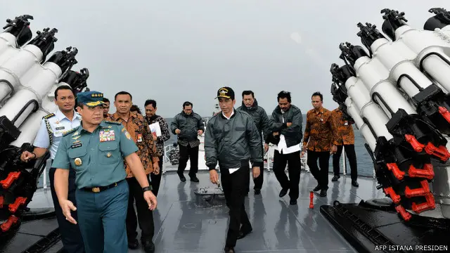 joko widodo di KRI Imam Bonjol