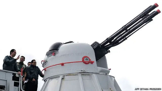 Presiden Joko Widodo di atas kapal perang TNI tidak lama setelah insiden pengusiran kapal nelayan Cina oleh Indonesia yang diprotes Cina.