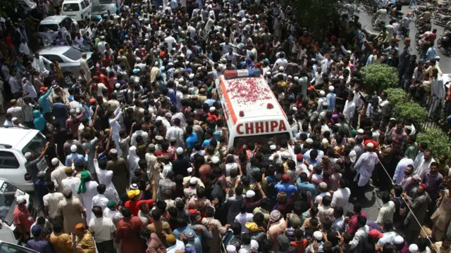 امجد صابری کے بہیمانہ قتل پر ان کے جنازے میں شریک ہر شخص غم زدہ تھا اور ہر آنکھ نم تھی