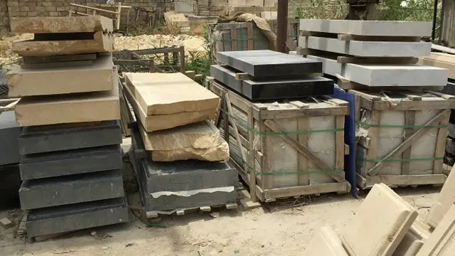 Yas mərasimi ətrafında olan əsas bizneslərdən biri qəbir daşlarının düzəldilməsidir.