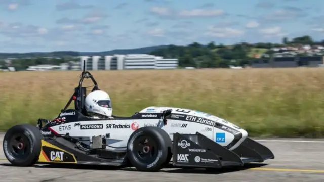 Заезд автомобиля, построенного швейцарскими студентами