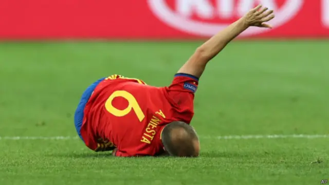 球员不像是在草皮场上，更像是在溜冰场上。