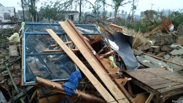 当地房屋倒塌，大树有的拦腰刮断