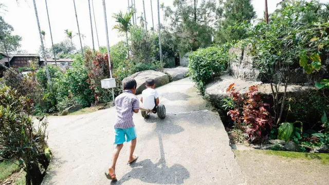 يلعب الأطفال في أزقة ماولينّونغ النظيفة بشكل لا مثيل له، والتي يُحافظ على نظافتها يومياً الأطفال وعمال الحدائق المتفانون في البلدة.