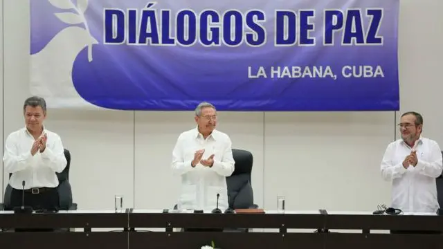 د کولمبیا ولسمشر یووان مانویل سانتوز او د پارس یاغیانو مشر تیموچینکو د کیوبا پلازمېنه کې په دغه اړه مراسمو کې یوه بل ته لاسونه ورکړل.