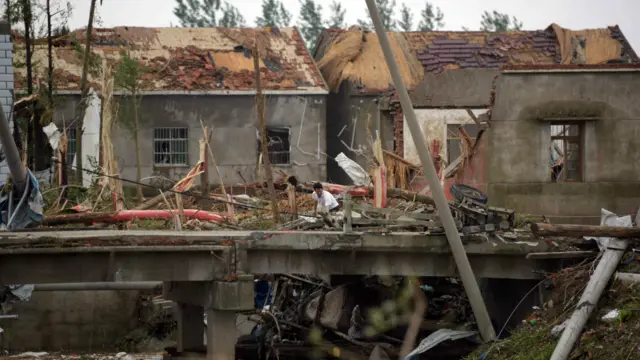 村民尝试在瓦砾中收拾