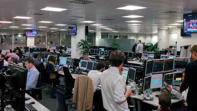 ٹریڈرز رات بھر کام کرتے رہے